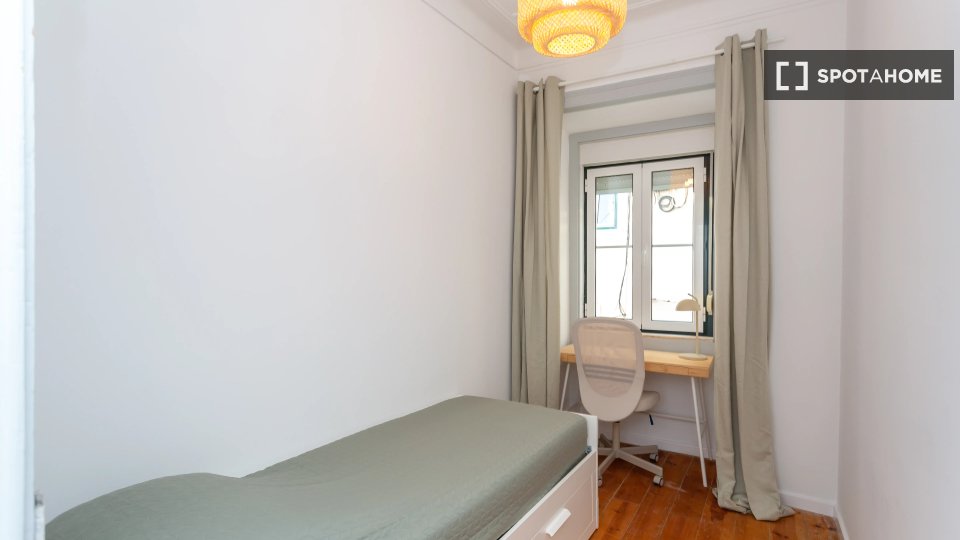 Double room Lisbon, 5 beds — photo 11