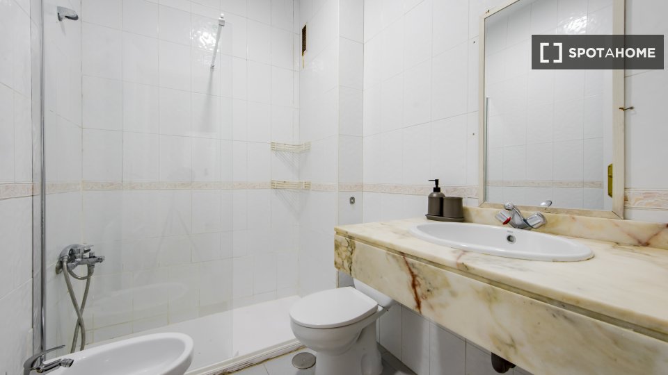 Double room Madrid, 5 beds, 130m² — photo 17