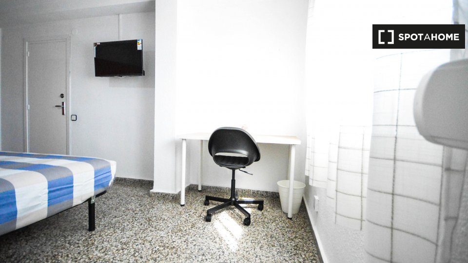 Apartment Valencia, 4 beds, 90m² — photo 11