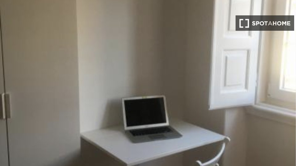 Double room Lisbon, 3 beds, 150m² — photo 25