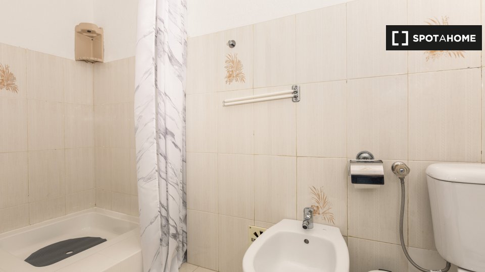 Double room Lisbon, 4 beds — photo 11