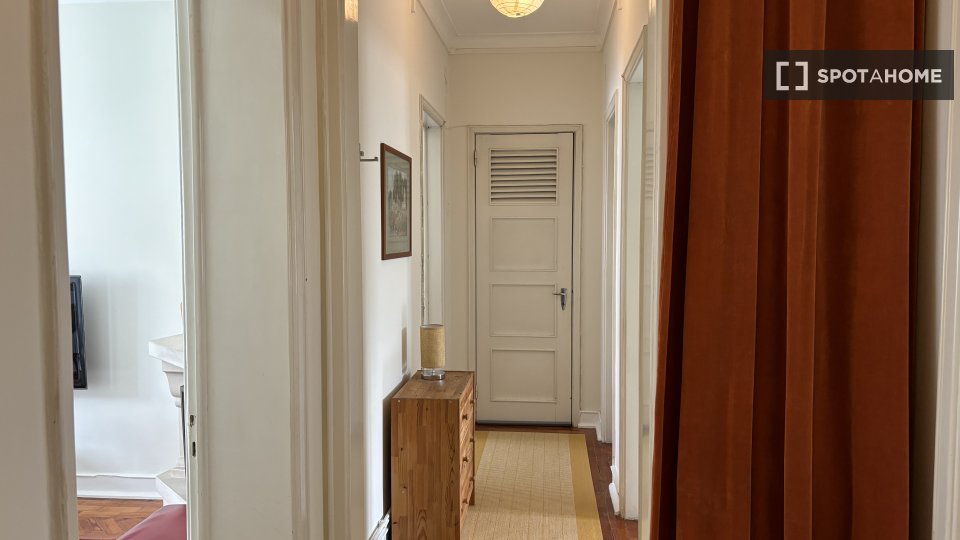 Apartment Lisbon, 1 bed, 77m² — photo 13