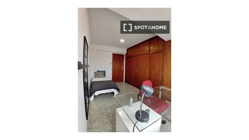 Double room Alicante, 5 beds, 140m² — photo 1