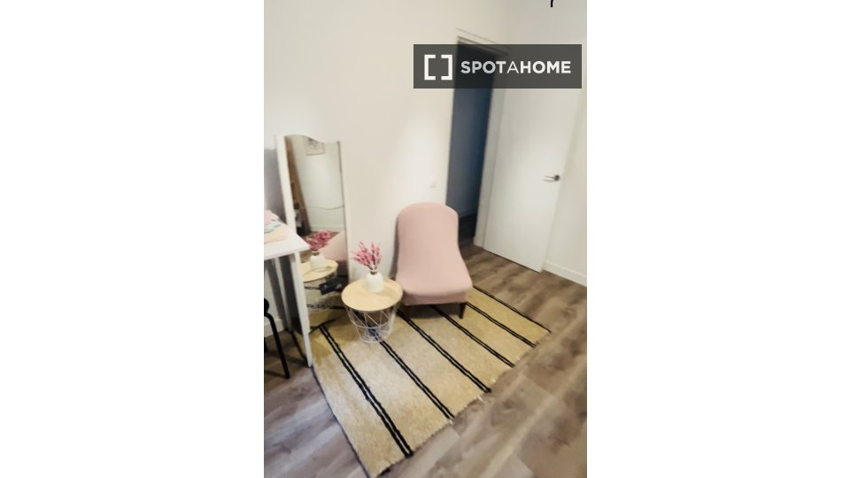 Double room Barcelona, 3 beds, 85m² — photo 6