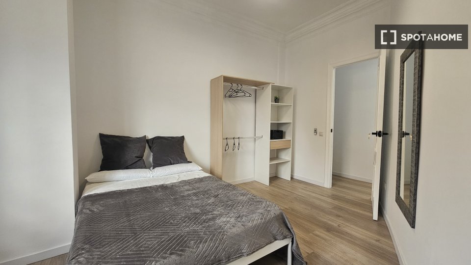 Stanza in affitto in un appartamento con 5 camere da letto a Valencia. - à Valence