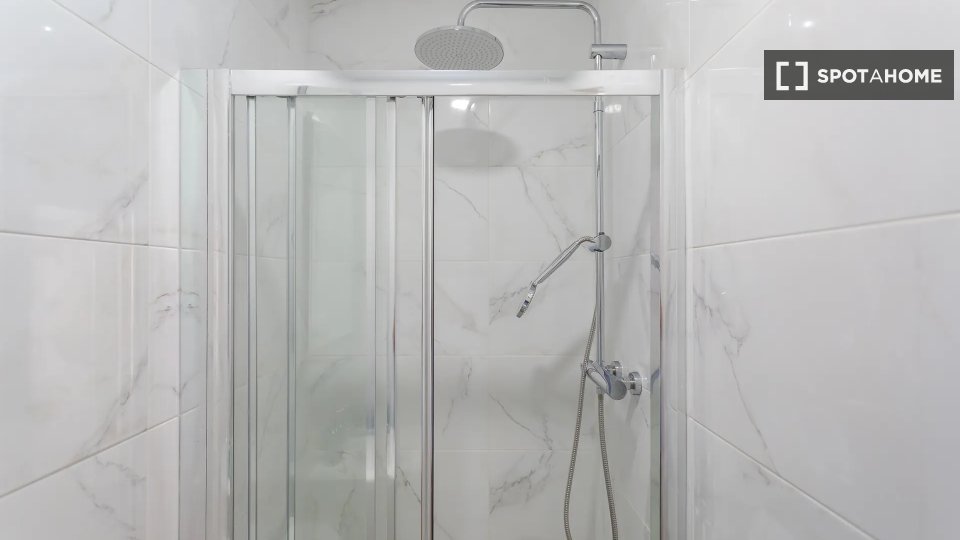 Double room Lisbon, 5 beds — photo 9