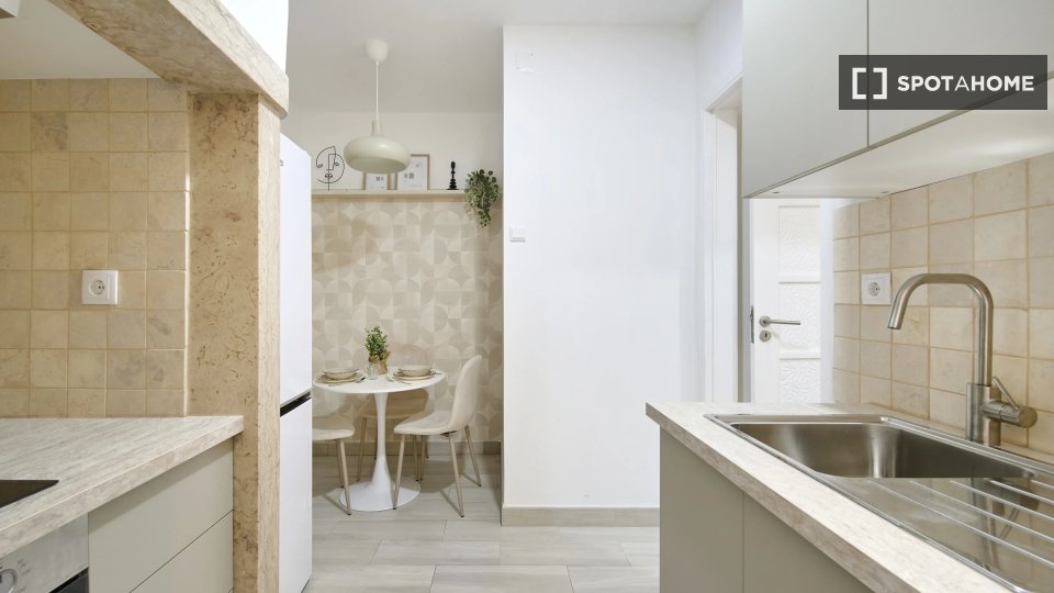 Double room Lisbon, 4 beds — photo 17