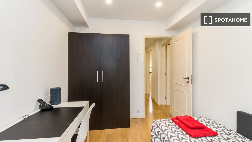Double room Lisbon, 4 beds — photo 24