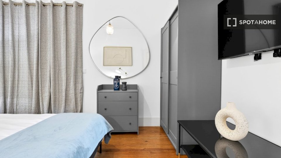 Double room Lisbon, 5 beds — photo 13