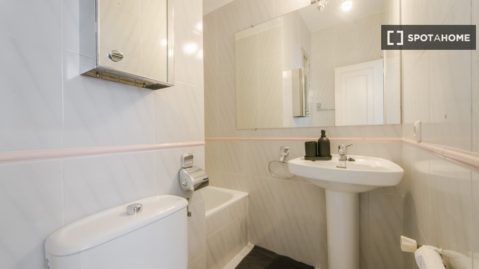 Double room Madrid, 9 beds — photo 17
