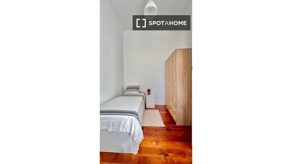 Double room Lisbon, 3 beds — photo 8