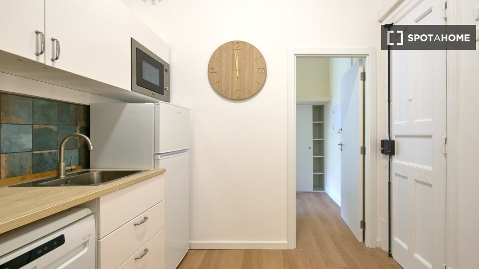 Double room Lisbon, 3 beds — photo 19