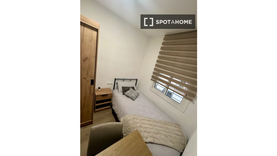 Habitación en piso compartido de 4 habitaciones, La Torrassa, Barcelona.