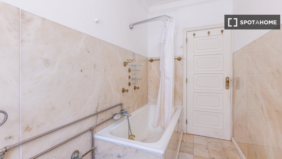 Double room Lisbon, 6 beds — photo 16
