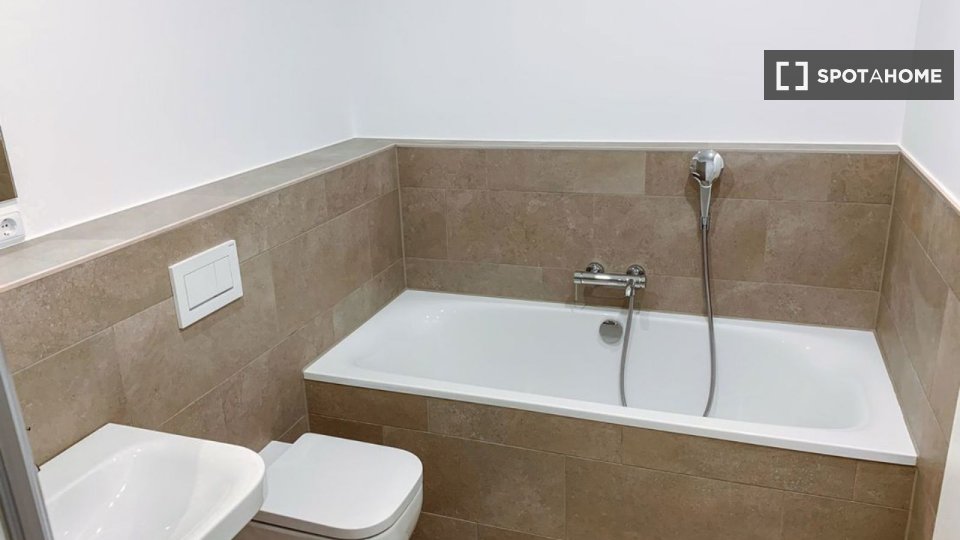 Double room Berlin, 2 beds, 83m² — photo 5