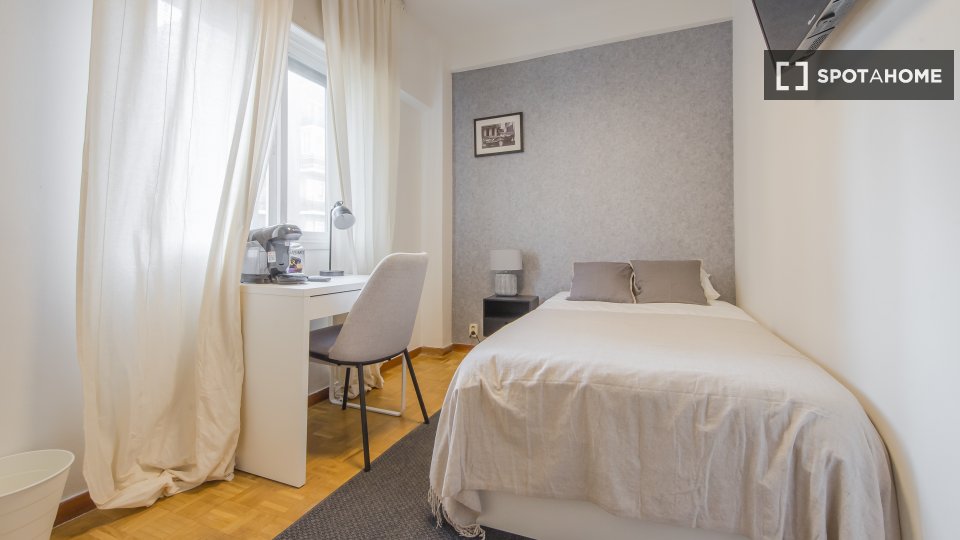 Double room Madrid, 5 beds, 125m² — photo 4