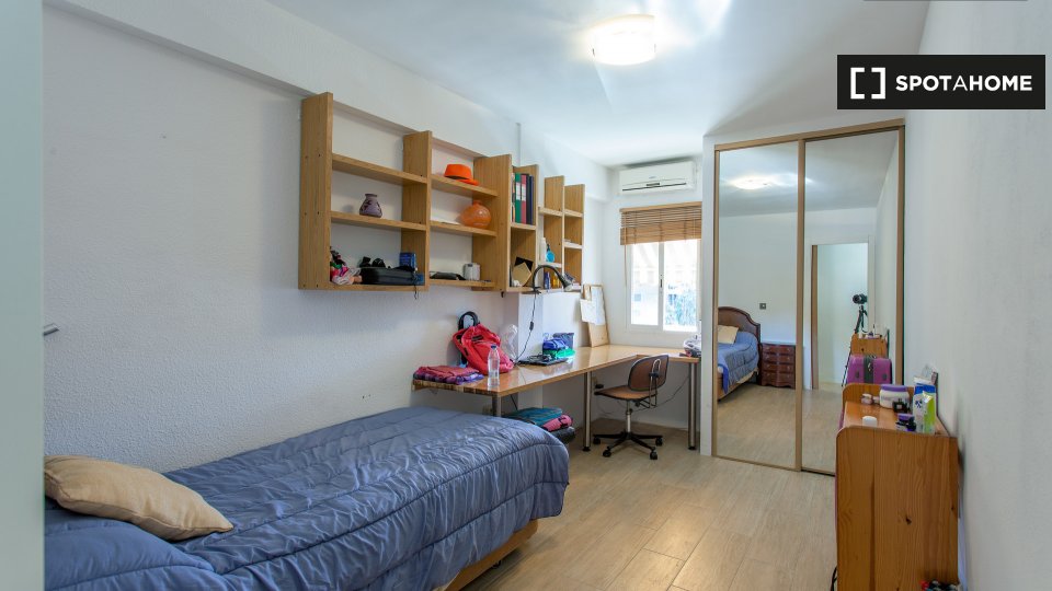 Double room Valencia, 3 beds, 90m² — photo 5