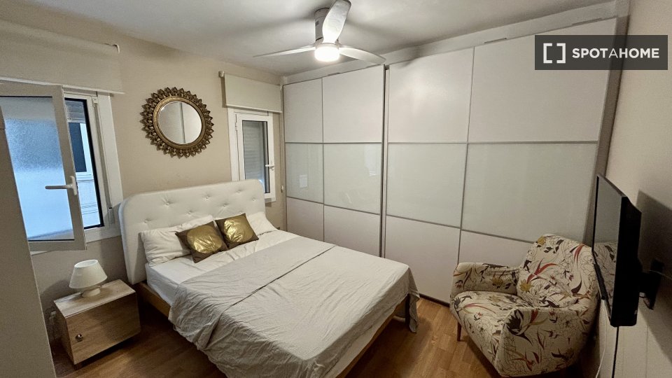 Double room Barcelona, 3 beds, 85m² — photo 2