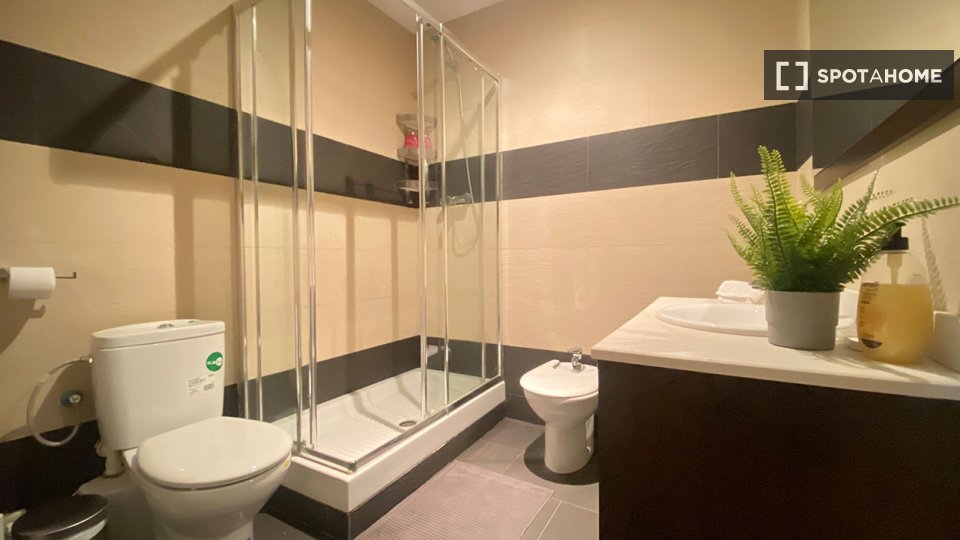 Here is the English translation:

Camera for rent in an apartment with 5 bedrooms in Barcelona - in Barcelona