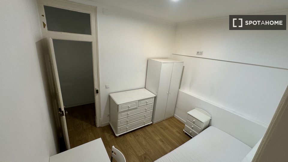 Double room Lisbon, 1 bed, 120m² — photo 1
