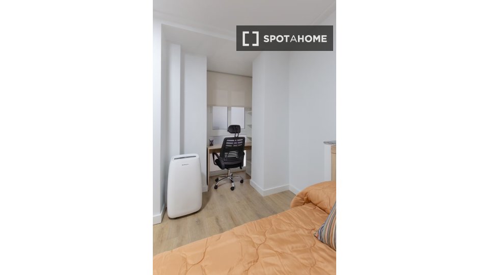 Double room Alicante, 7 beds, 201m² — photo 15