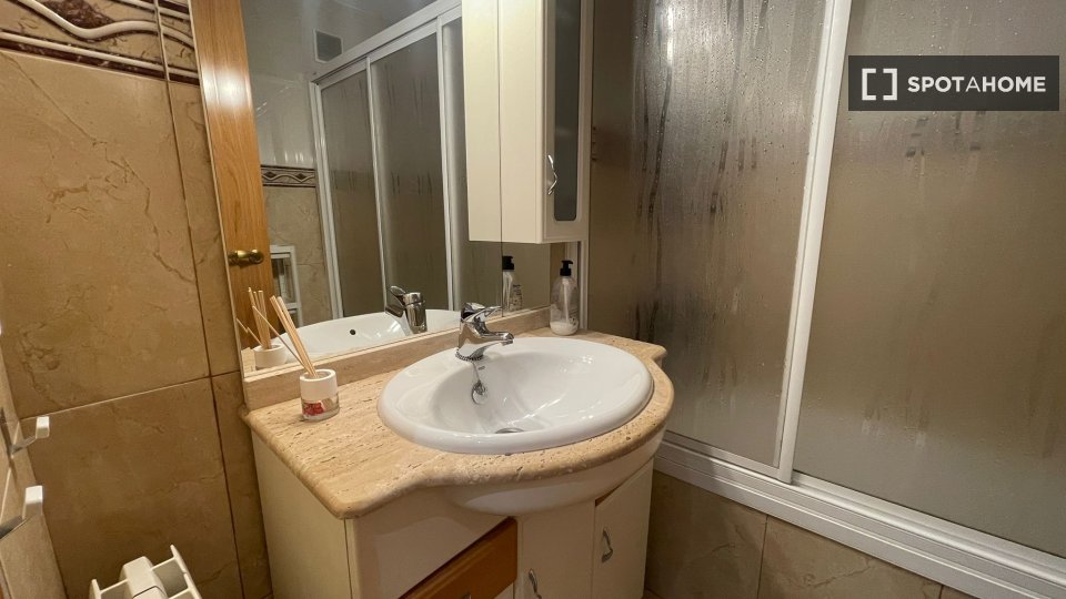 Double room Madrid, 3 beds — photo 18