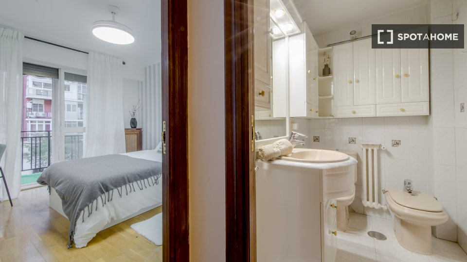 Double room Madrid, 5 beds, 145m² — photo 8