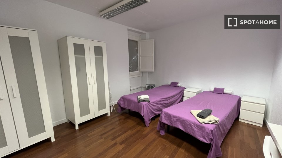 Double room Barcelona, 13 beds, 290m² — photo 2