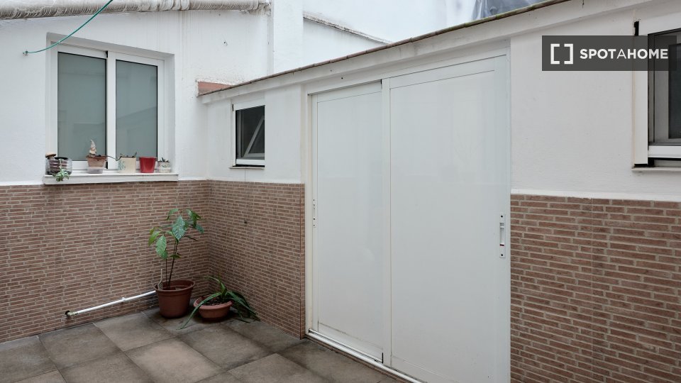 Double room Valencia, 1 bed, 90m² — photo 18