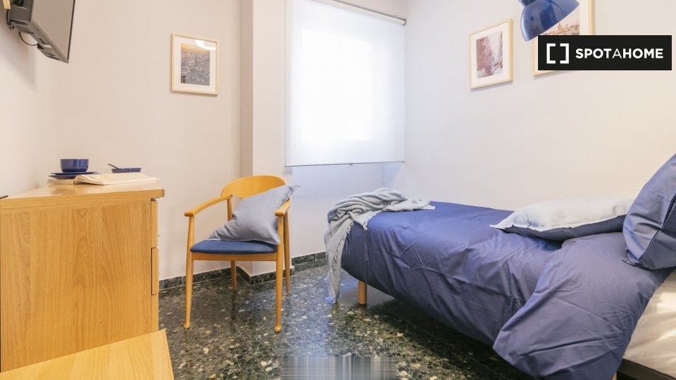 Double room Valencia, 5 beds, 110m² — photo 1