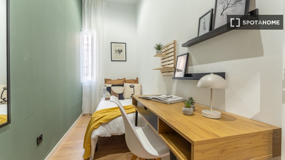 Double room Madrid, 9 beds, 144m² — photo 1