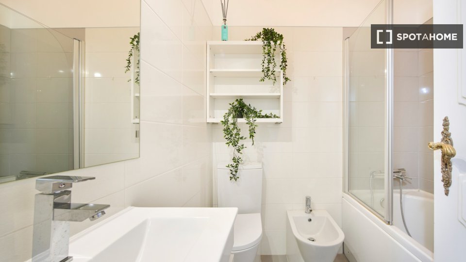 Double room Lisbon, 5 beds — photo 46