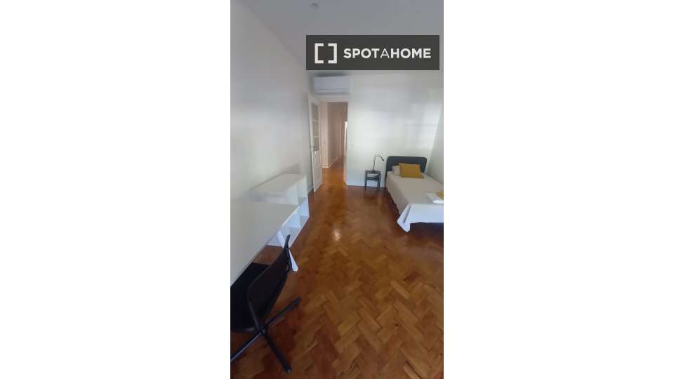 Double room Lisbon, 5 beds, 130m² — photo 12