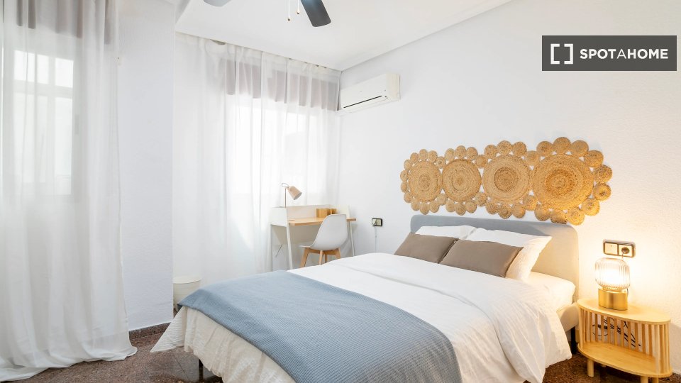 Double room Alicante, 3 beds — photo 12