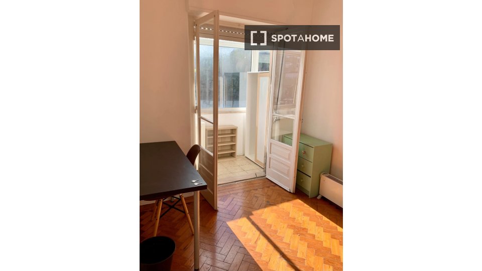 Double room Lisbon, 3 beds — photo 24