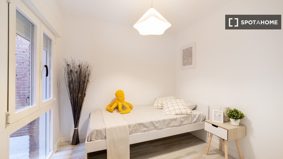 Double room Madrid, 3 beds, 80m² — photo 11