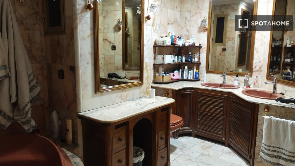 Double room Madrid, 3 beds, 140m² — photo 7
