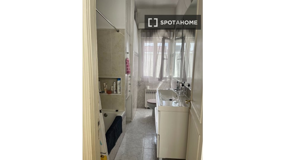 Double room Madrid, 5 beds, 150m² — photo 5