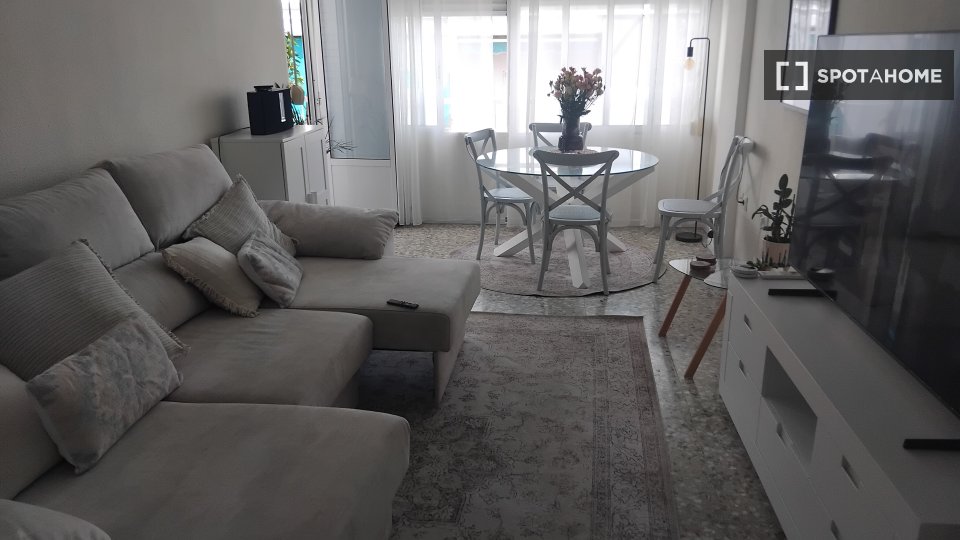 Habitación en piso compartido de 1 dormitorio en alquiler en Alicante