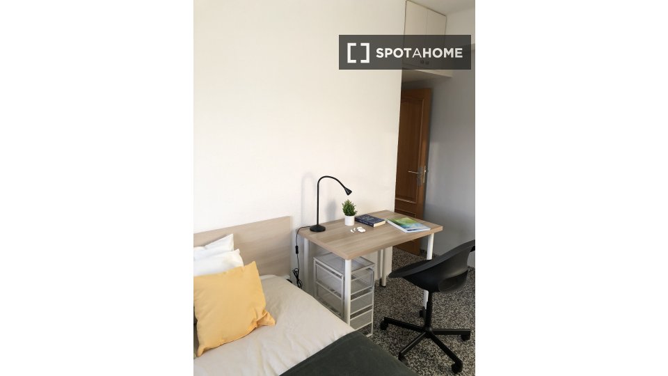 Double room Valencia, 3 beds, 84m² — photo 24