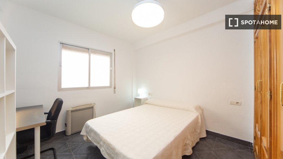 Double room Granada, 3 beds, 75m² — photo 2