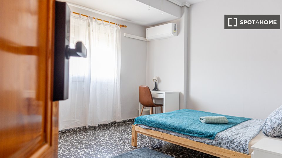 Double room Valencia, 4 beds, 140m² — photo 1