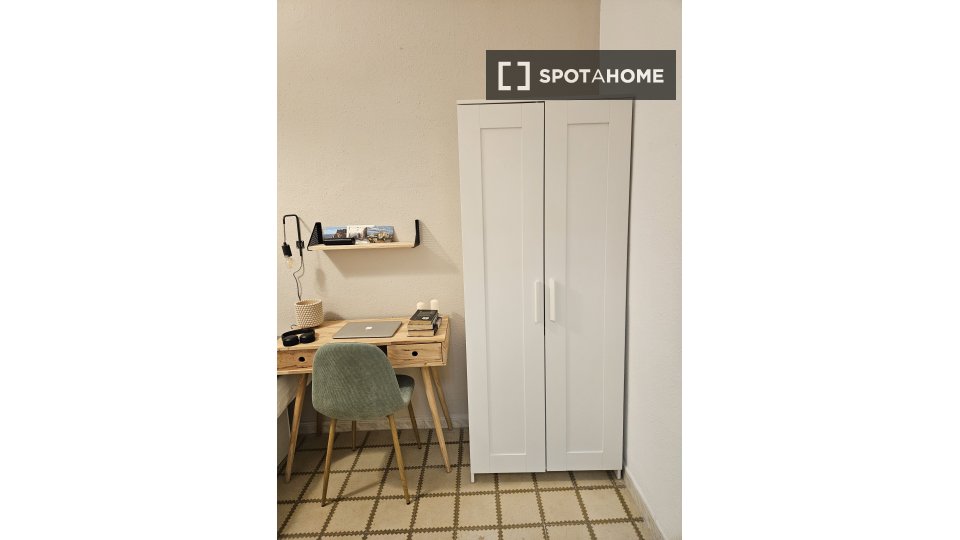 Double room Barcelona, 5 beds, 130m² — photo 12