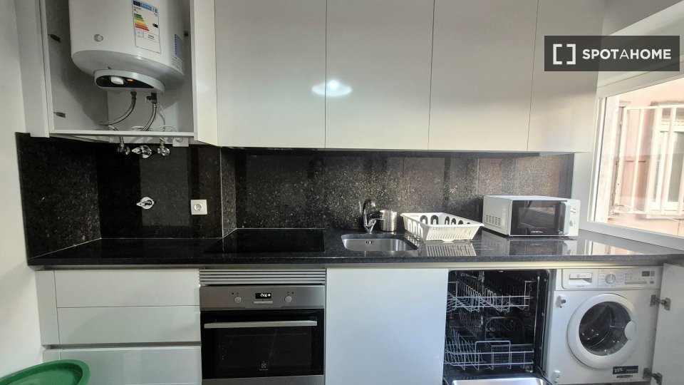 Apartment Lisbon, 4 beds, 100m² — photo 8