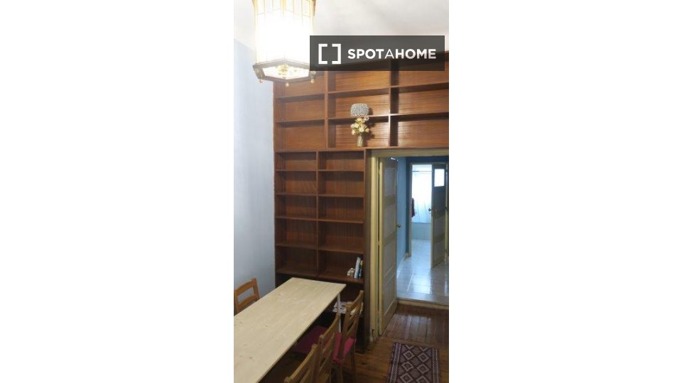 Double room Lisbon, 3 beds, 90m² — photo 9