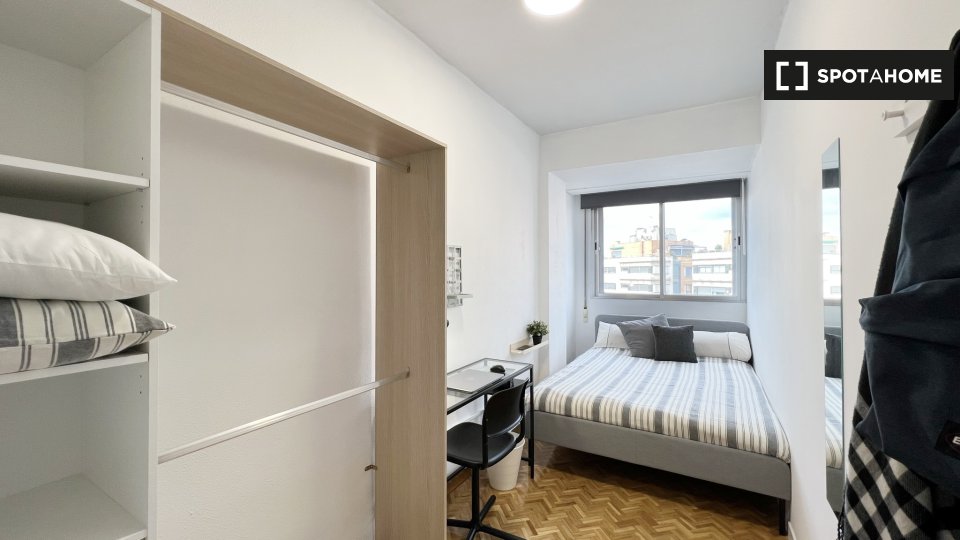 Double room Madrid, 5 beds, 95m² — photo 4