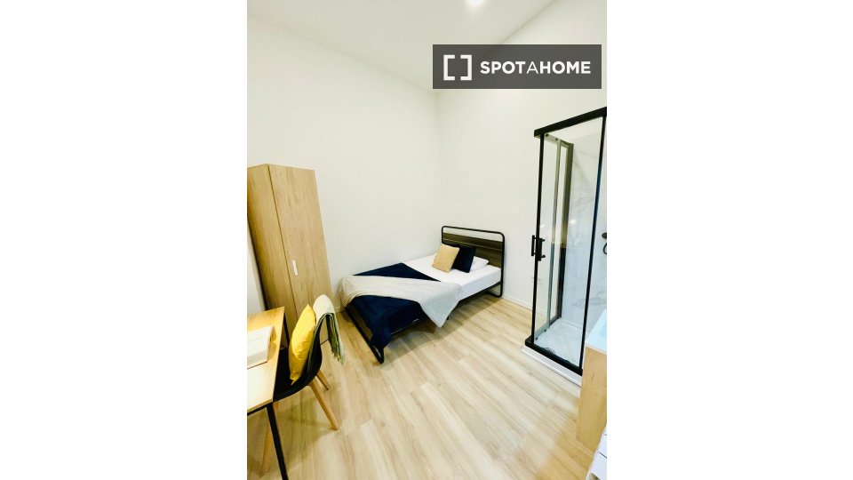 Double room Madrid, 12 beds, 185m² — photo 2