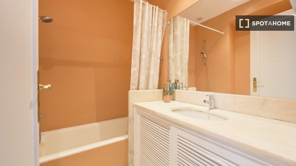 Double room Lisbon, 4 beds — photo 14