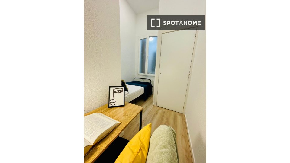 Double room Madrid, 12 beds, 185m² — photo 3