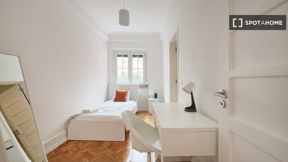 Double room Lisbon, 6 beds — photo 13